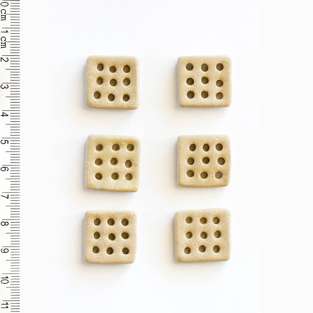 L576 Square 9-Hole Buttons
