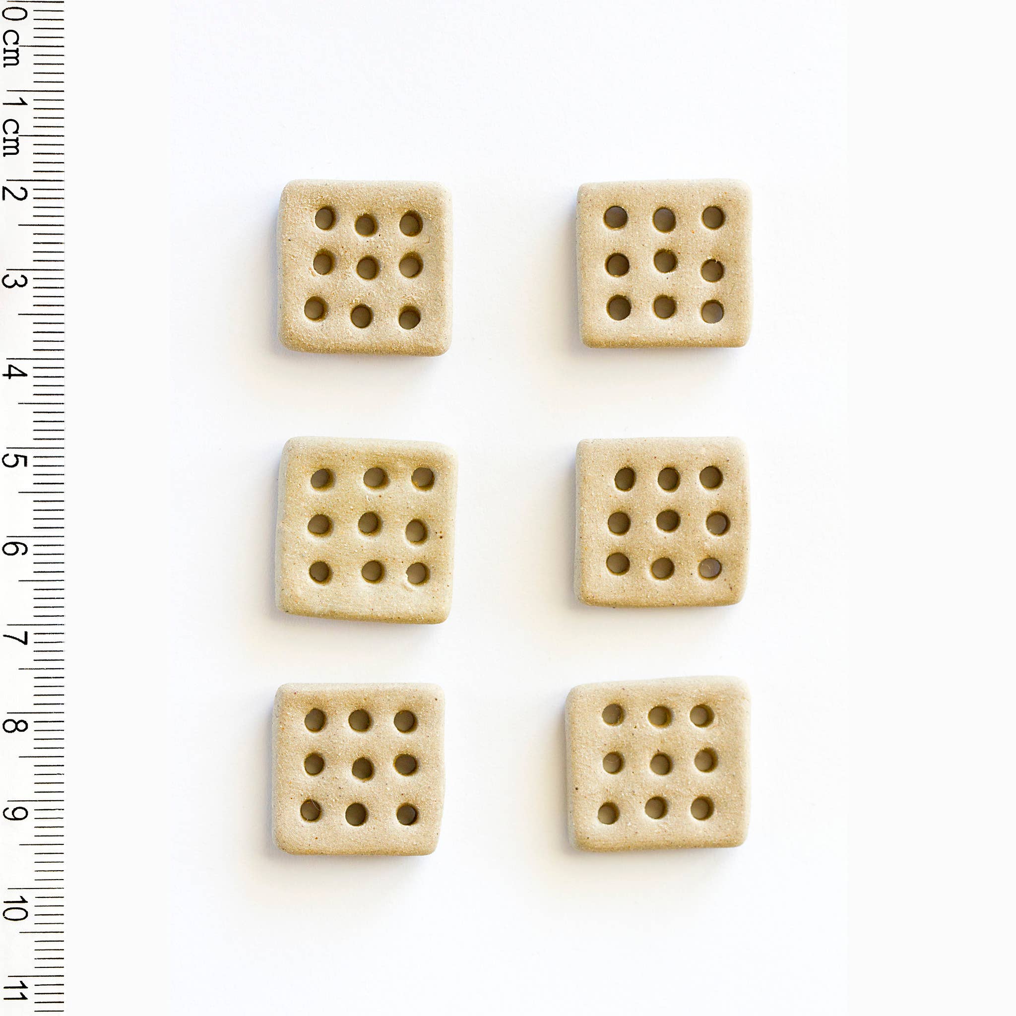 L576 Square 9-Hole Buttons