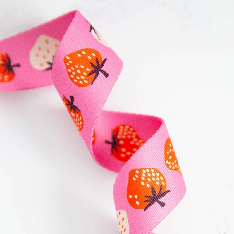 Webbing Strawberry in Daisy 1.5"